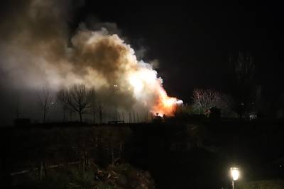 Grote brand in woning met rieten kap in Maasbommel, rook trekt richting Altforst