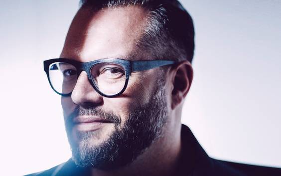 Alex Agnew: ‘Op mijn twintigste ging ik werken om onze familie te onderhouden’