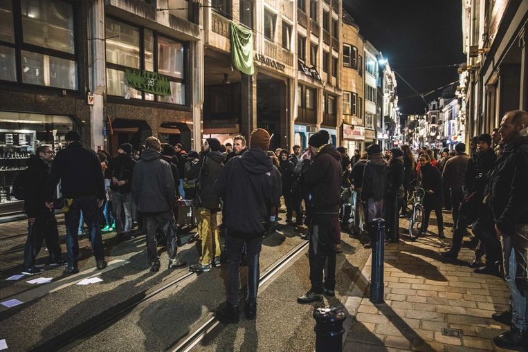 Een 150-tal betogers kraakt de leegstaande winkelgalerij Braempoort.