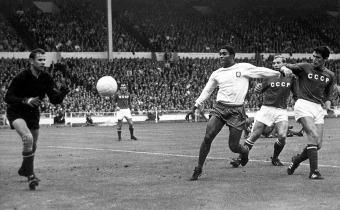 Eusebio ziet de Russische keeper Lev Yashin zijn doelpoging onschadelijk maken.