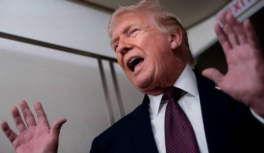 Trump spoort Iraanse betogers aan de macht over te nemen: ‘Hulp is onderweg’ • ‘VS-gezant Witkoff sprak met verstoten kroonprins uit Iran’