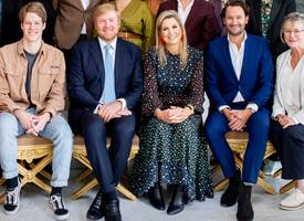 Máxima bewijst dat de maxi-jurk niet in je garderobe mag ontbreken