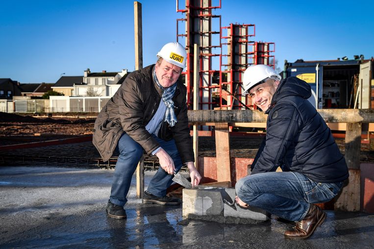 Schepenen Johan Anthuenis en Francis De Donder legden deze ochtend de eerste stenen van het nieuwe sport- en jeugdcomplex aan de Zandberg.