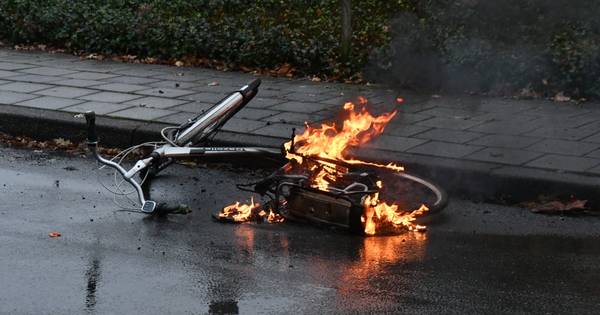 Elektrische fiets vliegt rijdend in brand: Enschedese scholier met schrik vrij - De Stentor