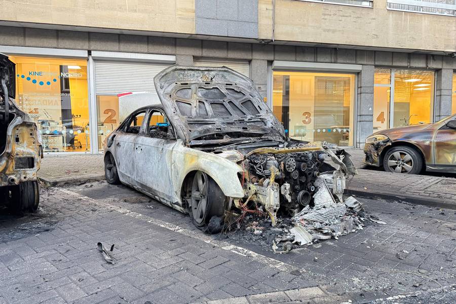 Drie wagens geraakten beschadigd door de brandstichting in de Pothoekstraat in Antwerpen. ©Marc De Roeck