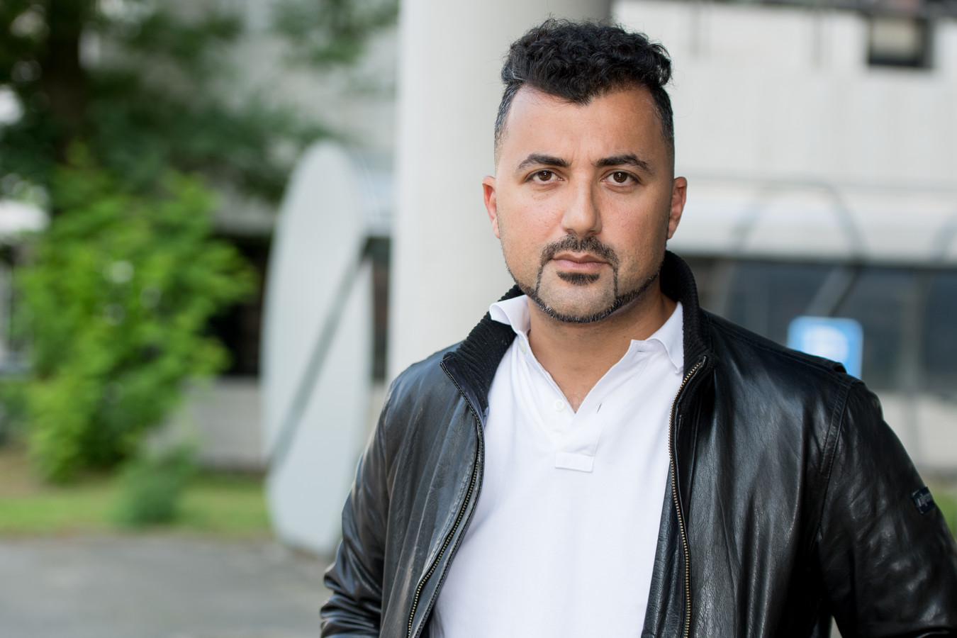 Özcan Akyol maakt nieuwe reeks Onze man in Deventer Foto AD.nl