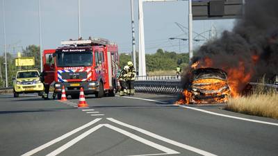 Auto vliegt tijdens rijden spontaan in brand, bestuurder ongedeerd