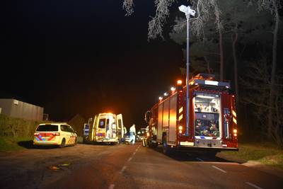 Lesauto en personenauto botsen in Overasselt: instructeur raakt bekneld