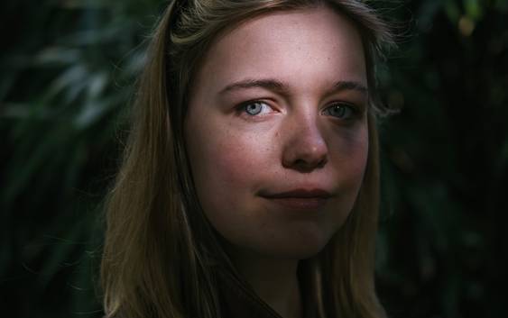 Lore werd op haar vijftiende verkracht: ‘Er breekt iets. Je lichaam, je tederheid, je onschuld, je hart’