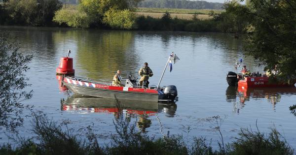 Hulpdiensten zoeken naar mogelijke drenkeling in de Maas bij Well, maar vinden niemand.