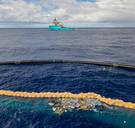 Verbeterde plasticvanger The Ocean Cleanup functioneert: ‘Zelfs miniscule stukjes worden verzameld’