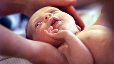 Amerikaanse oma (50) bevalt onverwachts van zoon