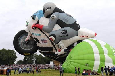 Giga-motorballon maakt indruk in Grave
