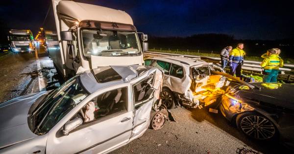 Ongeval op A58: vrachtwagenchauffeur aangehouden en twee personen ter controle naar ziekenhuis.