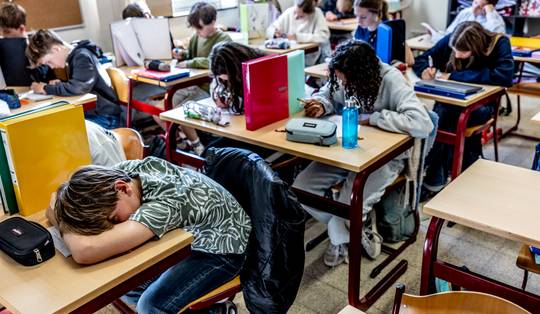 ‘Compleet absurd’: scholen houden archieven van tientallen jaren bij, en dat leidt tot enorme stapels papier