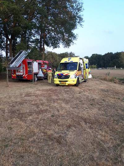Man vast onder tractor in Buurse