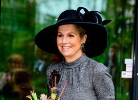 Koningin Máxima gaat op chic in Dolce & Gabbana-jurk en imposante hoed