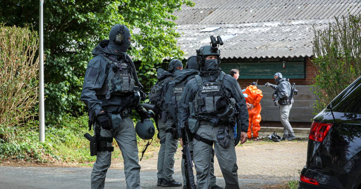 Mestkelder nog vol drugsafval: bewoners laten resten mega-methlab op erf 'gewoon' liggen - De Gelder