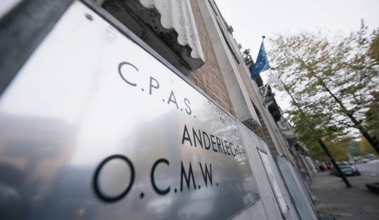 Huiszoeking bij Anderlechtse Haard na onthullingen in Pano: onderzoek naar mogelijke corruptie door schepen Lotfi Mostefa (PS)