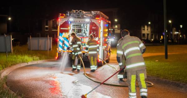 Brandweer Woerden druk met verwijderen lang oliespoor op de Steinhagenseweg.