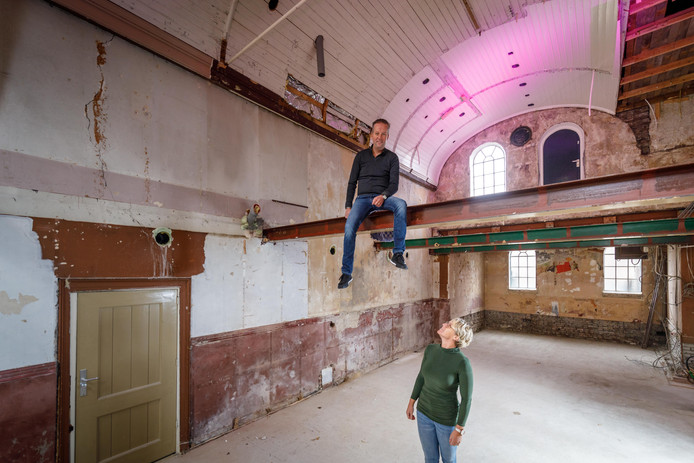 Alko en Annemarie Tolner in het Prins Mauritshuis. Bij de verbouwing van het restaurant is het plafond weggebroken en zijn de muren en de zolder van de  voormalige kerk blootgelegd.
