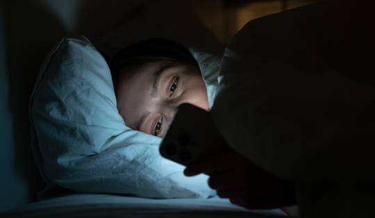 Elk uur scrollen in bed kost bijna halfuur slaap: nieuw onderzoek verbaast met opmerkelijke cijfers