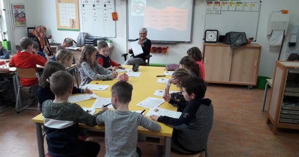‘Wiesneus’ klinkt op steeds meer basisscholen: kinderen krijgen lesje Achterhoeks