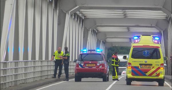 Man 'springt' van Maasbrug tussen Oeffelt en Gennep - De Gelderlander