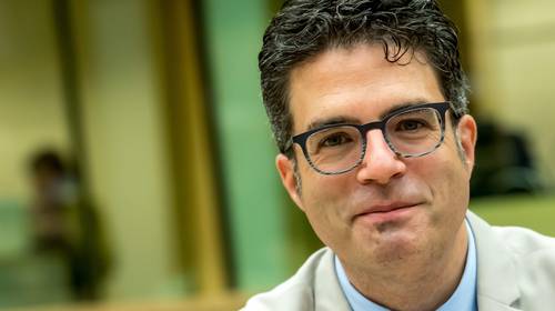 Viroloog Steven Van Gucht zegt dat je wél veilig kan reizen en geeft aantal tips mee