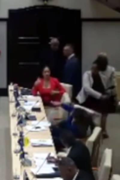 Oud-minister Curaçao krijgt 80 uur taakstraf na slaan collega