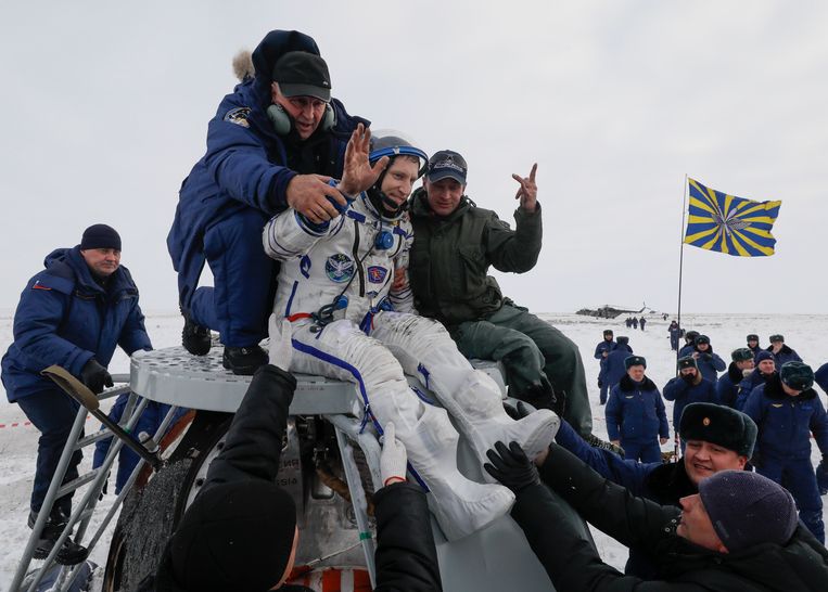 De Russische Sojoez-gezagvoerder Sergej Prokopjev wordt uit de capsule geholpen.