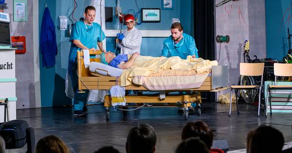 Lithse Revue: humor, slappe klets en verbroedering | Oss eo - BD.nl