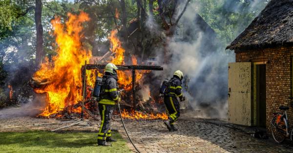 Felle schuurbrand in Made slaat over naar woning, brandweer schaalt op vanwege rieten daken - BN DeS