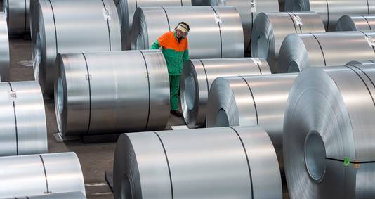 Rollen staal worden bij staalbedrijf Tata Steel