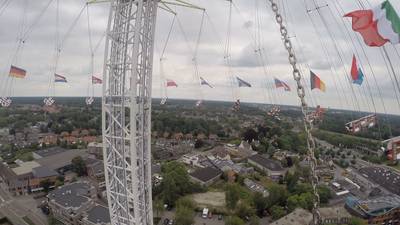 Wereldprimeur: hoogste zweefmolen ter wereld strijkt neer in Uden
