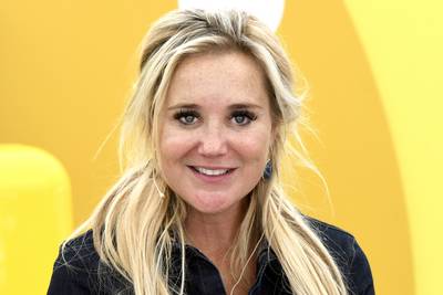 Stralende Sonja Bakker geniet van stranddagje met zoon Bram