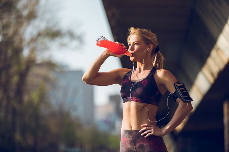 Voedingsdeskun­dige Julie Turelinckx deed de test: deze sportdrankjes en -gels zijn hun geld waard.