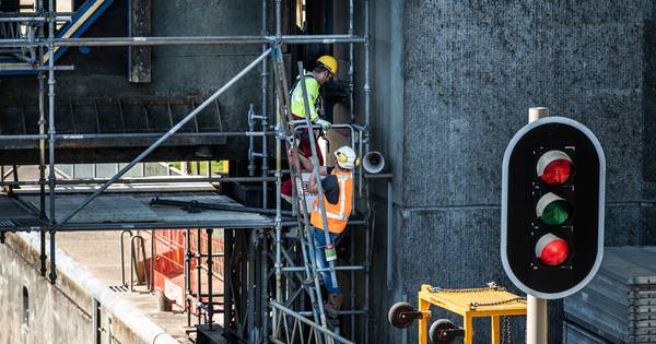 Scheuren in sluisdeur Weurt erg hinderlijk voor scheepvaart
