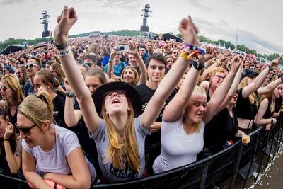 Roemeense dieven stelen 53 mobieltjes op Pinkpop
