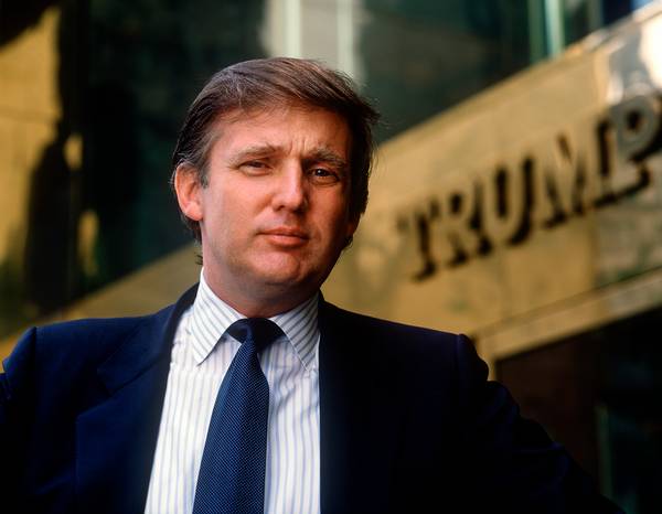 Donald Trump in 1987 op 5th Avenue voor Trump Tower in New York City.