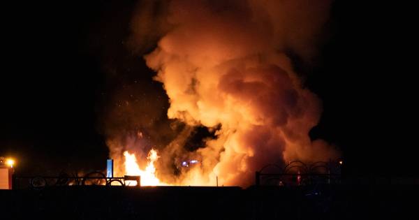 Containerbrand zorgt voor metershoge vlammen bij opslaglocatie Twente Milieu in Hengelo: HENGELO