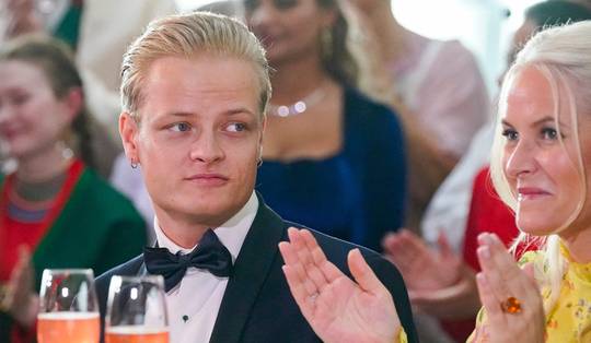 ‘Kroonprinses Mette-Marit en Jeffrey Epstein mailden elkaar alsof ze aan het sms’en waren, het is echt crisis in Noorwegen’