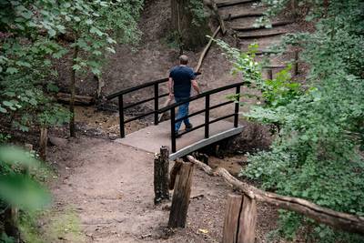 Beek huilt om stalen bruggetje Kastanjedal: ‘Schokkend, een gedrocht’