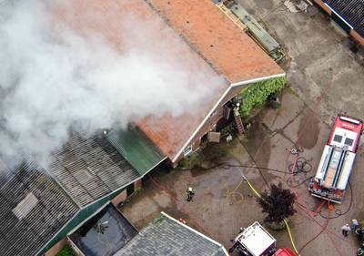 Brandweer: ‘Blussen van brandend hooi in schuur bij Bentelo gaat nog uren duren’