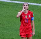 Alex Morgan over ‘smakeloos’ gebaar: ‘Mannen kunnen zich naar het kruis grijpen en daar stoort niemand zich aan’ 