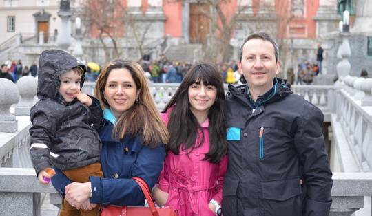 Terwijl Teheran wordt gebombardeerd, zit haar man al tien jaar in een dodencel: ‘Ahmadreza zit als een rat in de val’