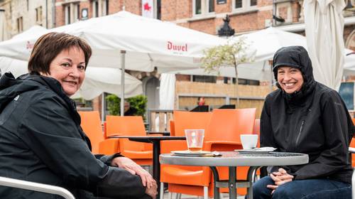 De Vlaming mag weer op café, en een beetje regen houdt hem niet tegen