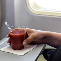Daarom drinken mensen tomatensap in het vliegtuig 