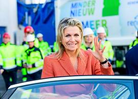 Koningin Máxima verschijnt met een veiligheidshelm op