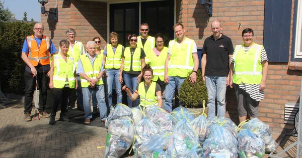 Leuthse Wijkhelden maken bermen schoon